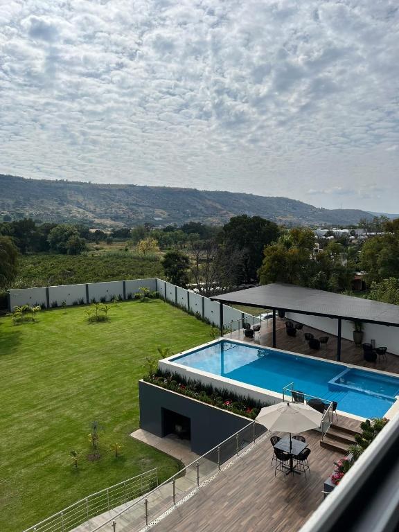Garden, pool and terrace at Hotel Cinco Diamantes