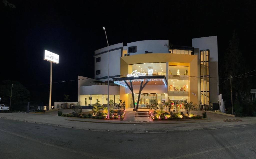 Around Hotel Cinco Diamantes - Location