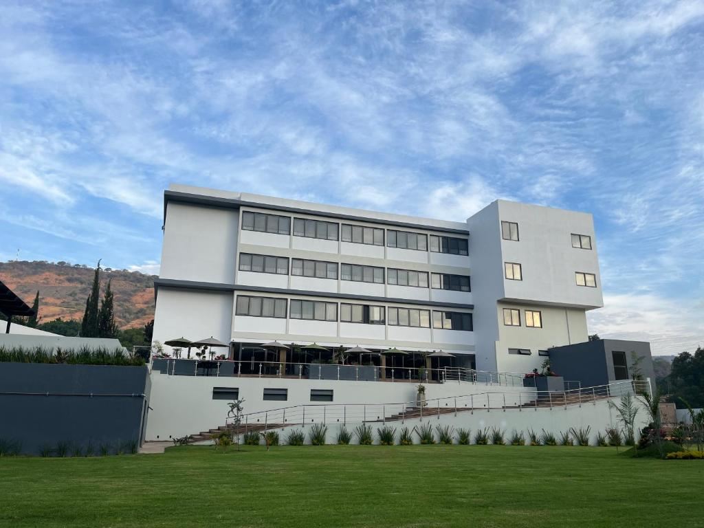 Hotel Cinco Diamantes exterior and gardens in Atotonilco el Alto